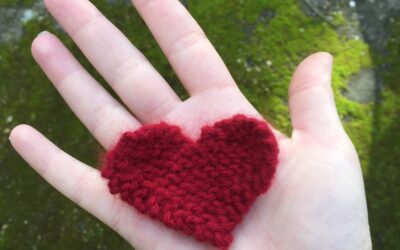 Knitted Heart brooch pattern FR + Eng